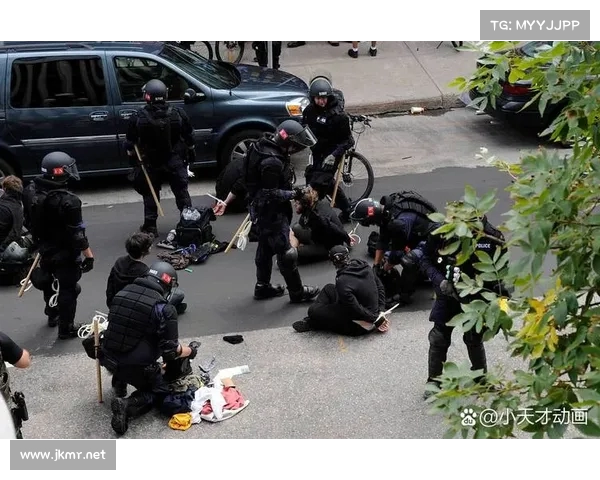 洛杉矶局势失控 激进分子使用致命烟花攻击警方引发广泛恐慌 洛杉矶局势失控 激进分子使用致命烟花攻击警方引发广泛恐慌